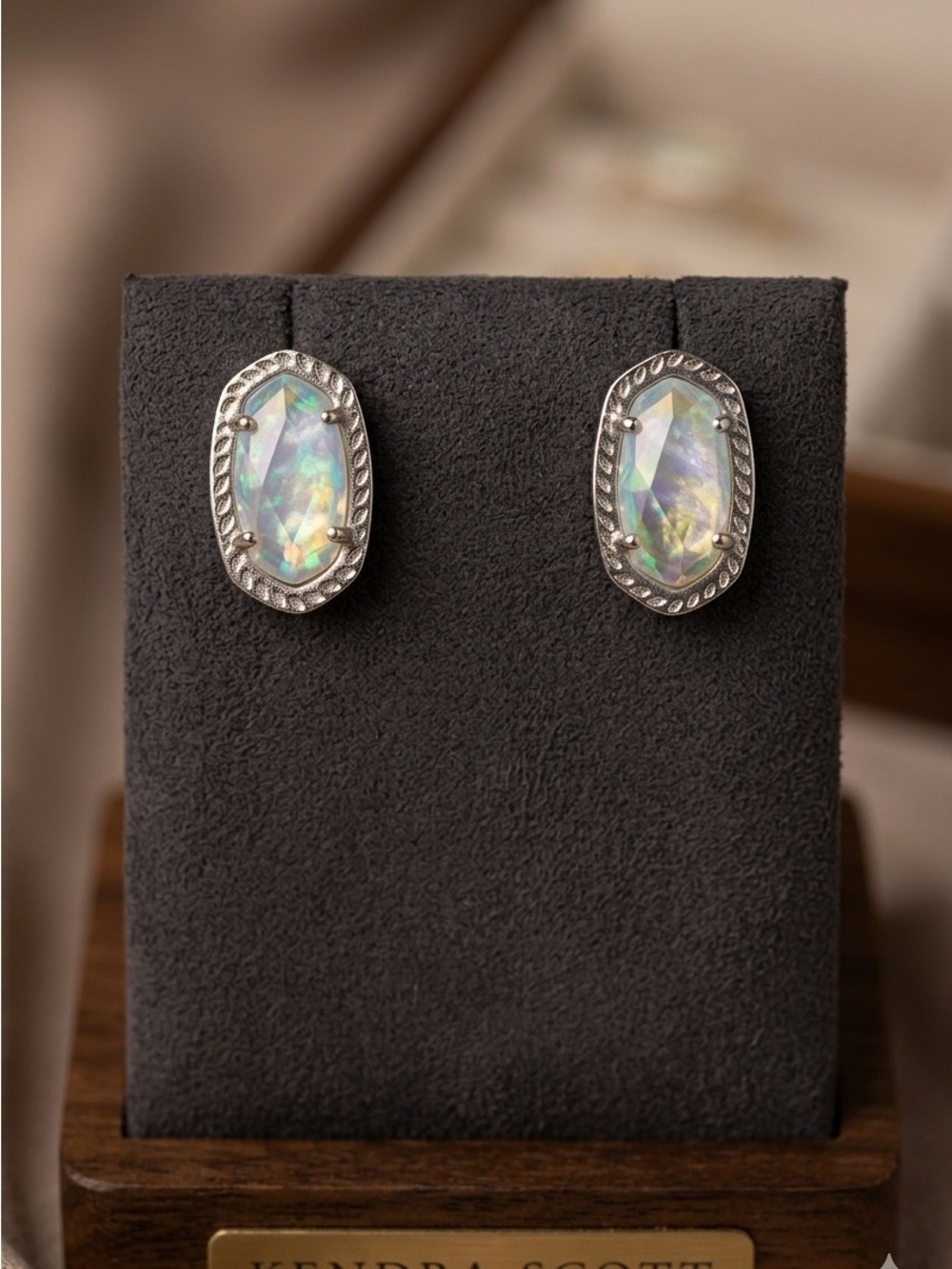 Kendra Scott Ellie Silver and Mother of Pearl Small Stud 1779